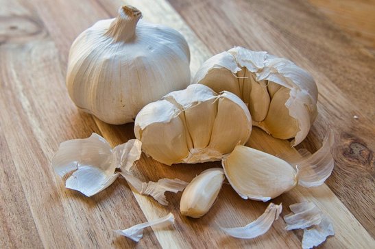 Wird der Knoblauch bereits im Herbst gepflanzt, gibt es meist eine reichere Ernte im nächsten Jahr. ©pixabay