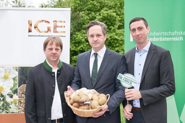 Gruppenfoto Regionalitäts-Check Erdäpfel 2019 mit Landwirtschaftskammer NÖ Präsident Johannes Schmuckenschlager, Europawahl-Kandidat des NÖ Bauernbunds Alexander Bernhuber und Interessengemeinschaft Erdäpfelbau-Obmann Franz Wanzenböck