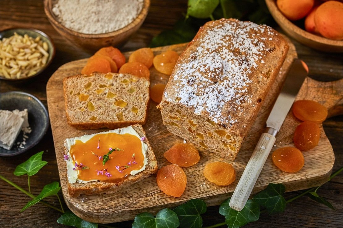 Süßes Aprikosenbrot mit Honig und Nüssen