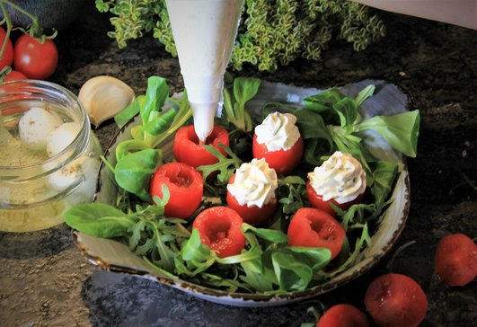 Paradeiser mit Ziegenfrischkäse füllen ©Elisabeth Heidegger/LK Niederösterreich