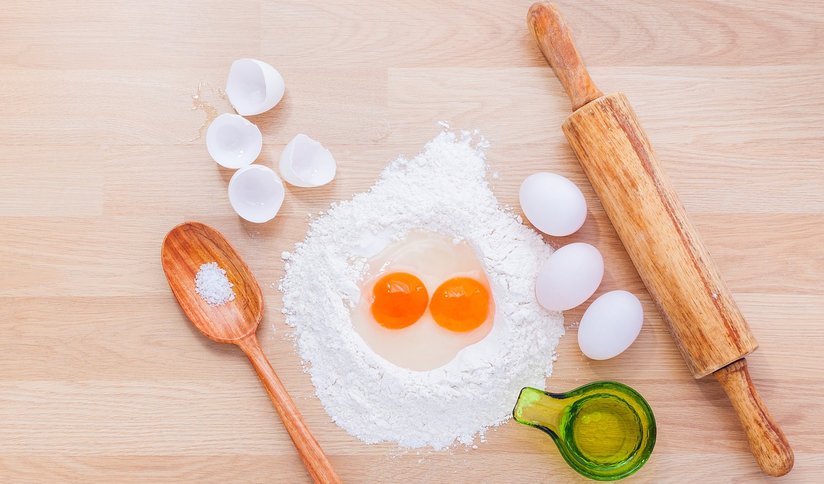 Eier werden in Küche mit Mehl und Nudelholz verarbeitet ©pixabay