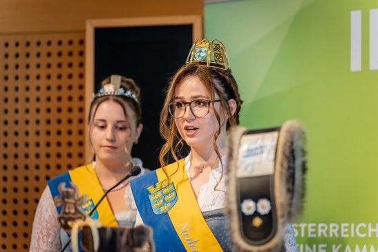 Ansprache der Milchkönigin Sophia I. und Milchprinzessin Magdalena-Sophie I. ©Georg Pomaßl_LK Niederösterreich