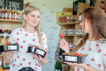 Anna und Lisa Tempelmayr im Hofladen des Erdbeerhofs in Gerersdorf bei St. Pölten