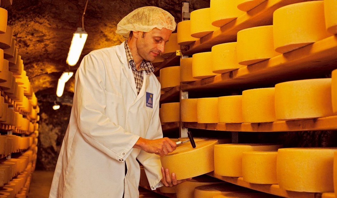 Mann ist im Keller um Käseprobe zu ziehen ©AMA Marketing