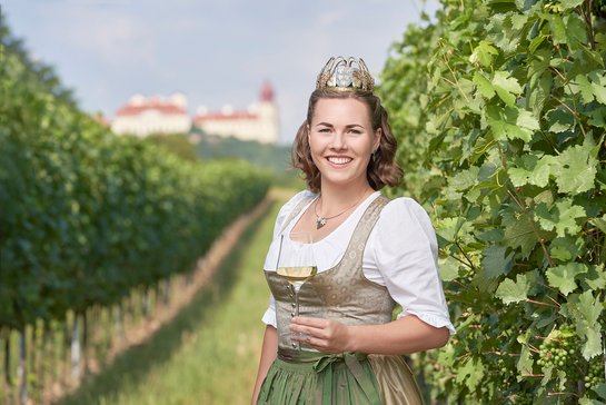 Weinkönigin Diana Müller im Weingarten mit Weinglas
