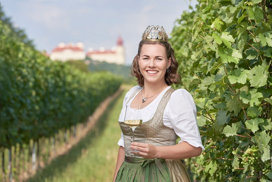 Weinkönigin Diana Müller im Weingarten mit Weinglas