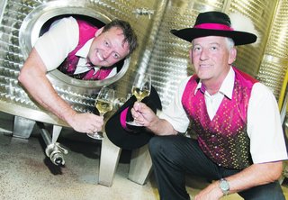 Zwei Männer mit Hut und Glas Most im Mostkeller - Mostbarone