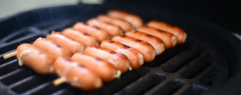 Grillwürstchen am Grill
