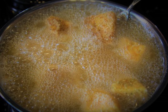 Ziegenkäse im heißen Öl schwimmend backen ©Elisabeth Heidegger/LK Niederösterreich