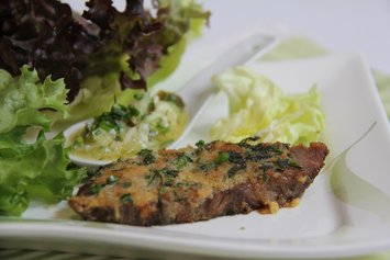 Pikant gekochtes Rindfleisch mit Zwiebelvinaigrette ©Elisabeth Heidegger/LK Niederösterreich