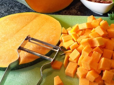 Kürbis schälen und schneiden ©Elisabeth Heidegger/LK Niederösterreich