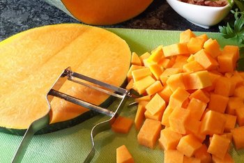 Kürbis schälen und schneiden ©Elisabeth Heidegger/LK Niederösterreich