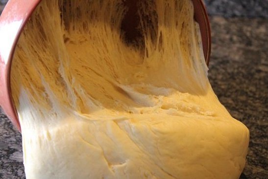 Den Germteig zugedeckt an einem warmen Ort zur doppelten Größe aufgehen lassen.