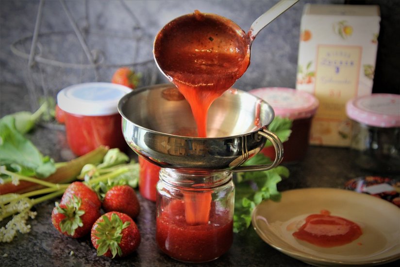 Erdbeermarmelade mit Trichter einfüllen ©Elisabeth Heidegger/LK Niederösterreich