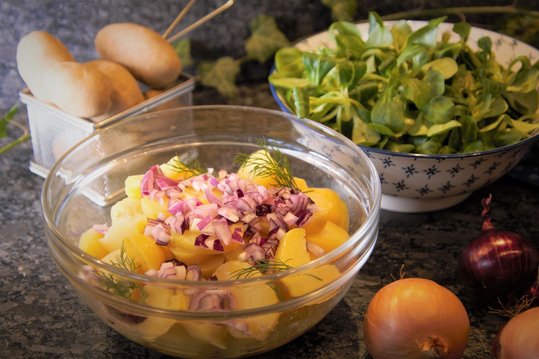 Erdäpfeln und Zwiebel werden geschnitten ©Elisabeth Heidegger/LK Niederösterreich