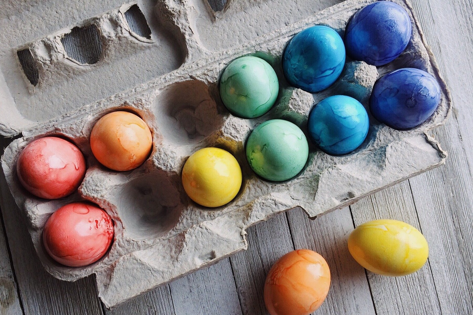 Eier färben mit Naturmaterialien.