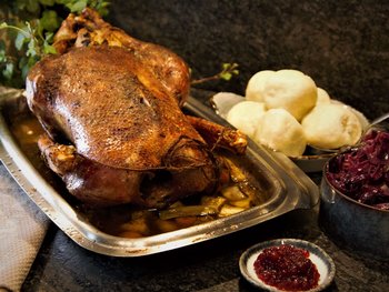 Weidegans mit Brötchenfülle, mit Blaukraut und Kartoffelknödel