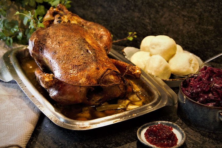 Weidegans mit Brötchenfülle, mit Blaukraut und Kartoffelknödel