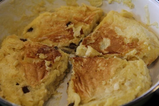 Den Teig vierteln, vorsichtig mit einem Pfannenwender umdrehen und auf der zweiten Seite weitere 3-5 Minuten bei geringer Hitze goldbraun backen. Den Schmarren mit zwei Gabeln zerreißen