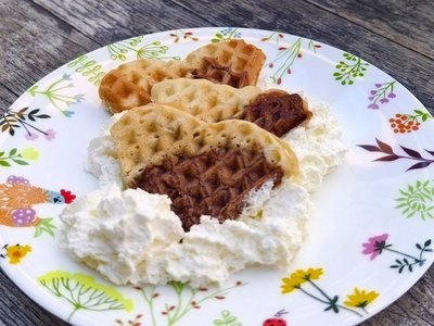 Kuhfleckenwaffeln angerichtet