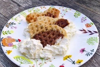 Kuhfleckenwaffeln angerichtet