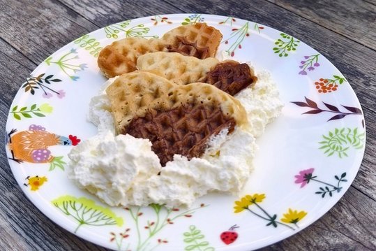 Kuhfleckenwaffeln angerichtet