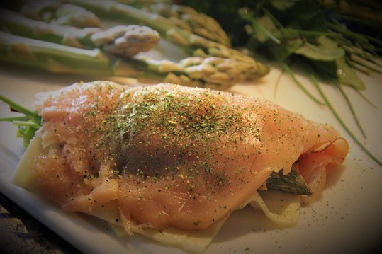 Das Hühnerschnitzerl zusammenklappen.