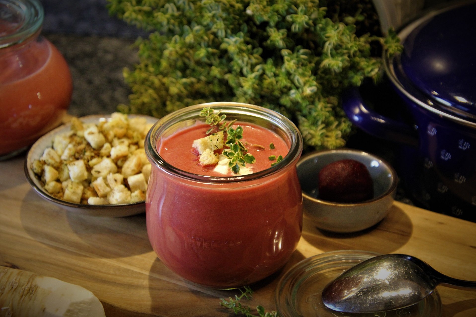 Rote Rübensuppe mit Croutons