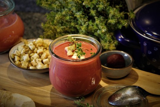 Rote Rübensuppe mit Croutons