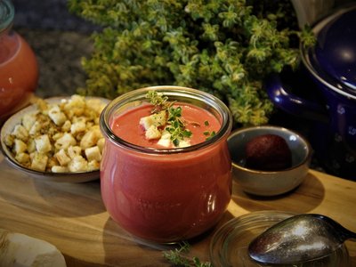 Rote Rübensuppe mit Croutons