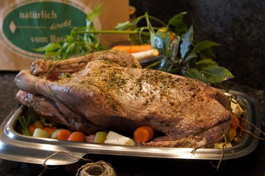 Gefüllte gebundene Gans, fertig für den Ofen ©Elisabeth Heidegger/LK Niederösterreich