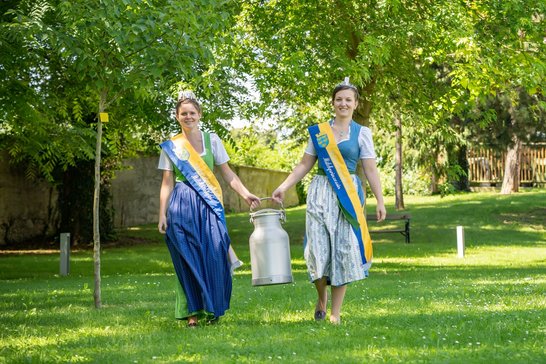 Anita Tröstl und Theresa Binder dürfen bis Mai 2023 Milch repräsentieren. ©Georg Pomaßl/LK Niederösterreich