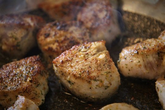 Auf beiden Schnittflächen je 3 Minuten goldbraun braten.