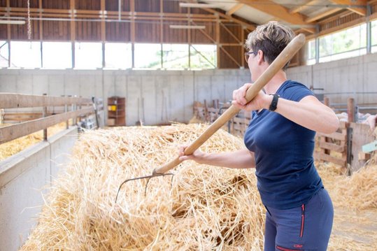 Schafbäuerin Waltraud Sterkl versorgt ihre Schafe mit Stroh