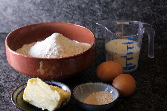 Alle Zutaten in der Küchenmaschine zu einem mittelfesten Germteig verrühren.
