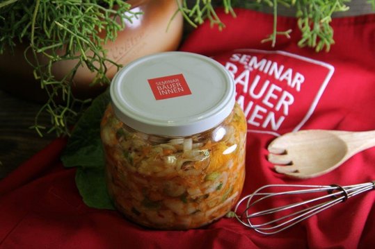 Beim Fermentieren saubere Gläser mit Schraubverschluss oder Einmachgläser verwenden.