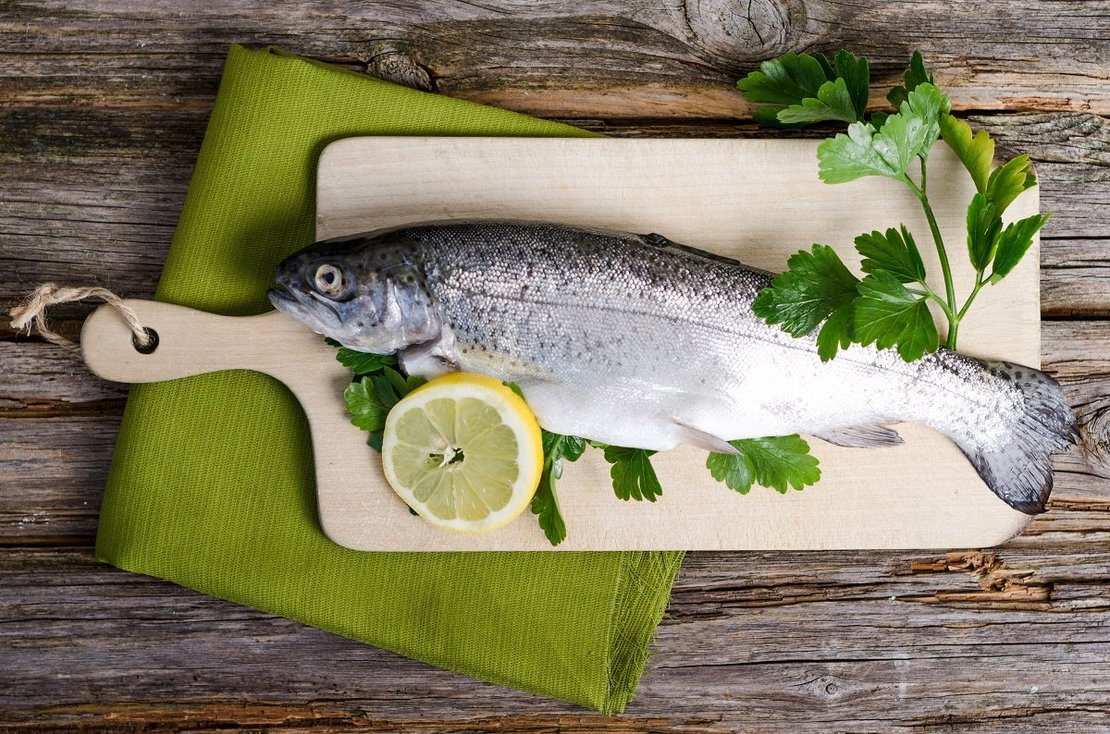 Forelle auf Holzbrett angerichtet mit Kräuter und Zitrone ©Doris Heinrichs/AdobeStock_63252325