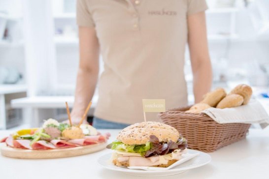 Jausenplatte, Heurigenburger und Gebäck 