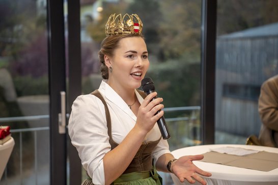 Weinkönigin Diana Müller bei einer ihrer zahlreichen Reden