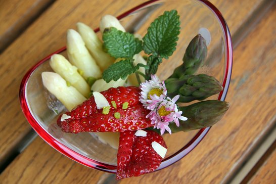 Erdbeeren mit Spargel