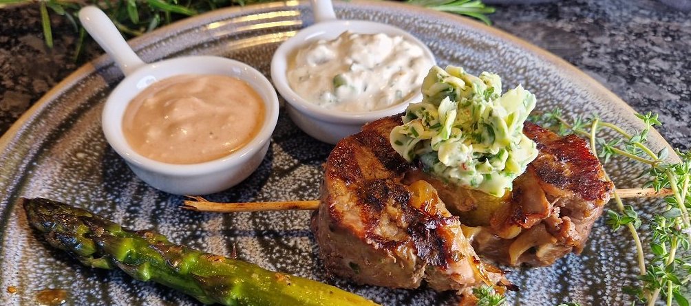 Gegrillte Rindfleischroulade mit Spargel und Dip