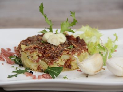 Überbackene Erdäpfelscheiben mit Wurst