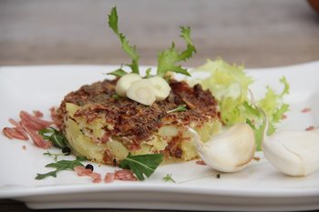 Überbackene Erdäpfelscheiben mit Wurst