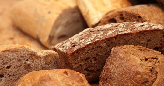Vollkornbrot und Weißbrot 