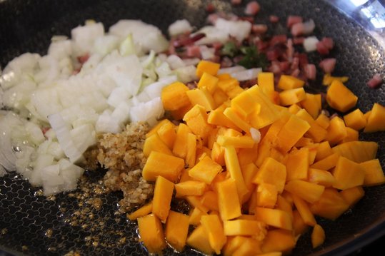 In deiner Pfanne in heißem Öl alle Zutaten gut anrösten. Mit Kräutersalz, Pfeffer, Kümmel und Knoblauch gut abschmecken.