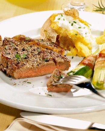 Rumpsteak geschnitten liegt auf Teller ©AMA Marketing