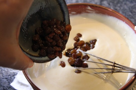 Für die Rumrosinen die getrockneten Früchte über Nacht im Rum einweichen. Die Rosinen dann optional auf dem Teig verteilen und ca. 3 bis 4 Minuten goldbraun backen. 