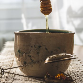 Kräutertee mit Honig