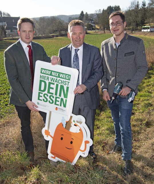 Die Initiatoren der Littering-Kampagne LK NÖ-Präsident Johannes Schmuckenschlager und ARA-Vorstand Werner Knausz mit Landwirt Bernhard Beer. (v.l.) ©Erich Marschik/LK Niederösterreich