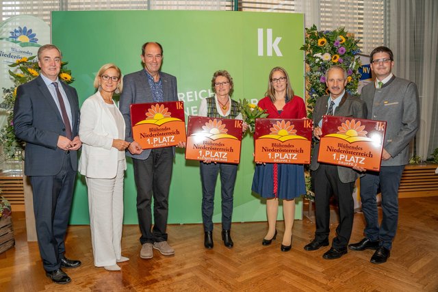 Foto zu Blühendes NÖ Landessieger mit Wirtschaftskammer NÖ- Vizepräsident Christian Moser, Landeshauptfrau Johanna Mikl- Leitner, Gemeinderat Franz Sonnleitner, Ernestine Schuh, Bürgermeisterin Manuela Zebenholzer, Bürgermeister Franz Singer und Landwirtschaftskammer NÖ-Vizepräsident Lorenz Mayr ©Georg Pomassl/LK Niederösterreich